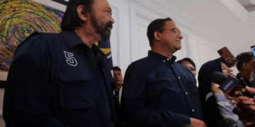 Arsip – Ketua Umum Partai Nasdem Surya Paloh (kiri) dan Capres Aniews Baswedan (kanan) saat di Tower Nasdem Sulut Manado. (Foto: Dok. Antara/Jorie Darondo)