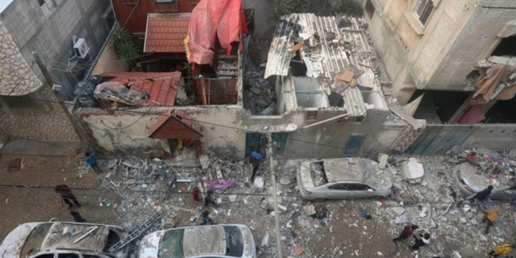 Foto udara menunjukkan bangunan dan mobil yang hancur pasca serangan Israel di Rafah, Gaza, Palestina, Jumat (9/2/2024). (Foto: Dok. Antara/Anadolu Agency/aa)