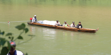 TNI-Polri di Aceh lewati sungai untuk kawal logistik Pemilu 2024. (Foto untuk Alibi)