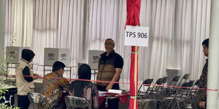 Ketua Mahkamah Konstitusi (MK) Akil Mochtar saat menggunakan hak pilihnya di TPS khusus, Lapas Sukamiskin, Kota Bandung, Jawa Barat, Rabu (14/2/2024). (Foto: Dok. Antara/Rubby Jovan)