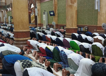 Ribuan warga Aceh Barat gelar sujud syukur usai laksanakan shalat magrib di Masjid Agung, kabupaten setempat, pada Rabu (14/2/2024). (Foto untuk Alibi)