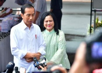 Presiden Joko Widodo menyampaikan keterangannya kepada awak media usai menggunakan hak pilihnya di Tempat Pemungutan Suara (TPS) 10, Kecamatan Gambir, Jakarta Pusat, pada Rabu (14/2/2024). (Foto: Alibi/Dok. BPMI Setpres/Vico)