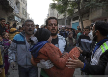 Warga membopong seorang wanita yang trauma akibat serangan udara Israel di kota Khan Younis di Jalur Gaza selatan (1/12/2023). (Foto: Dok. Antara/Xinhua/Rizek Abdeljawad/aa)
