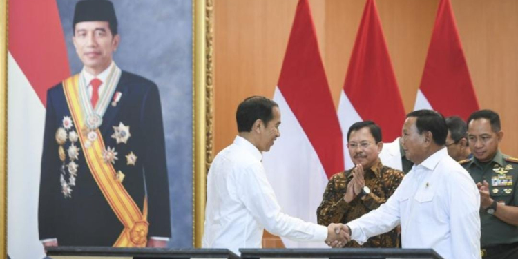 Presiden Joko Widodo (kiri) berjabat tangan dengan Menteri Pertahanan Prabowo Subianto (kanan) saat meresmikan Rumah Sakit Pusat Pertahanan Negara (RSPPN) Panglima Besar Soedirman di Jakarta, Senin (19/2/2024). (Foto: Dok. Antara/Hafidz Mubarak A/Spt)