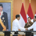 Presiden Joko Widodo (kiri) berjabat tangan dengan Menteri Pertahanan Prabowo Subianto (kanan) saat meresmikan Rumah Sakit Pusat Pertahanan Negara (RSPPN) Panglima Besar Soedirman di Jakarta, Senin (19/2/2024). (Foto: Dok. Antara/Hafidz Mubarak A/Spt)