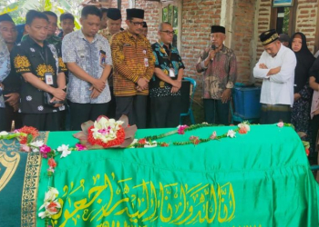 Suasana di rumah duka Teguh Joko Pratikno (43), anggota KPPS di TPS 011 Kelurahan Curugsewu, Kabupaten Kendal, Kamis, yang meninggal dunia saat bertugas. (Foto: Dok. Antara/I.C. Senjaya)