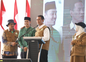 Menteri Pertanian RI Andi Amran Sulaiman mengaku terkesan dengan bacaan Qur’an Ismul Azham dan memberikan hadiah 1 unit hand tractor. (Foto: Dok. Prokopim Pemprov Aceh)