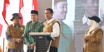 Menteri Pertanian RI Andi Amran Sulaiman mengaku terkesan dengan bacaan Qur’an Ismul Azham dan memberikan hadiah 1 unit hand tractor. (Foto: Dok. Prokopim Pemprov Aceh)