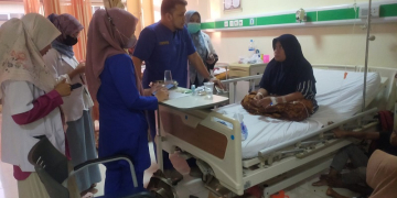 Yismanila (41), seorang pasien asal Kabupaten Aceh Barat mengalami kebutaan mata sebelah kananya secara permanen. (Foto untuk Alibi)