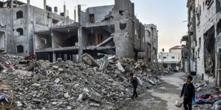Kakak dan adik Al Braim mencari kertas dan karton di bawah reruntuhan untuk digunakan sebagai bahan bakar di Rafah, Jalur Gaza. (Foto: Antara/Anadolu/Abed Zagout/am)
