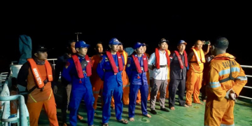 Tim SAR usai melaksanakan operasi penyelamatan anak buah kapal (ABK) korban kecelakaan kapal di Kabupaten Tanah Laut, Kalimantan Selatan, Jumat (23/2/2024) malam. (Foto: Dok. Antara/HO-Basarnas Banjarmasin)