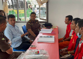 Arsip foto - Tiga tersangka tindak pidana penyelundupan imigran Rohingya di Kantor Kejari Aceh Besar di Aceh Besar. (Foto: Dok. Antara/HO-Kejari Aceh Besar)