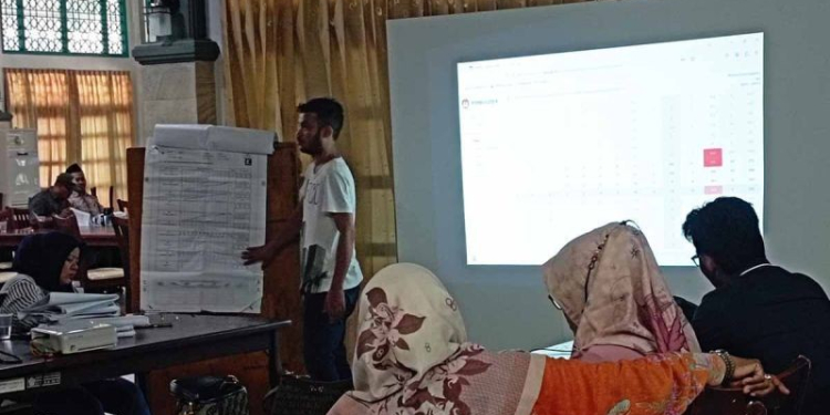 Arsip foto - Petugas KIP menyesuaikan data hasil Pemilu 2024 di Banda Aceh, Senin (11/3/2024). (Foto: Dok. Antara/M Haris SA)