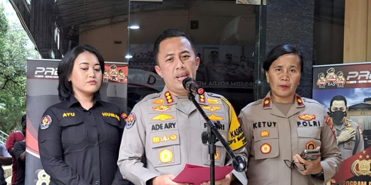 Kabid Humas Polda Metro Jaya Kombes Pol Ade Ary Syam Indradi (tengah) saat ditemui di Jakarta, Selasa (5/3/2024). (Foto: Dok. Antara/Ilham Kausar)
