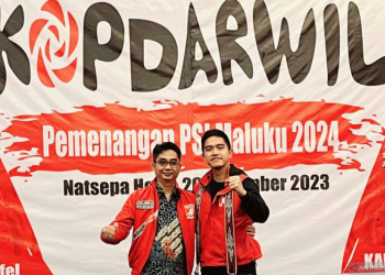 Ketua DPW Partai Solidartitas Indonesia (PSI) Maluku Ronald Kneefel (kiri) bersama Ketua Umum PSI Kaesang Pangarep. (Foto: Dok. Antara/HO-PSI)