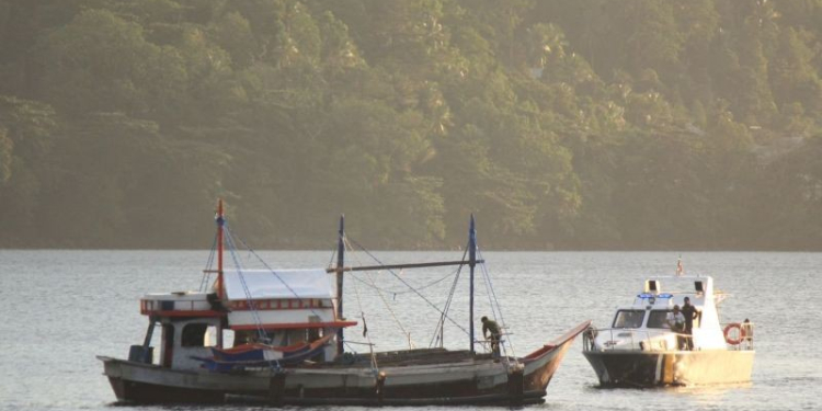 Kementerian Kelautan dan Perikanan (KKP) tangkap kapal ikan berbendera Filipina di WPPNRI 716 Laut Sulawesi. (Foto: Dok. Antara/HO-KKP)