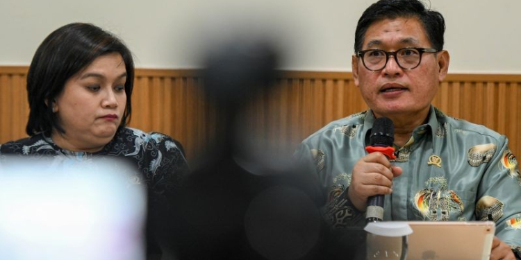 Arsip foto - Ketua Komnas HAM Atnike Nova Sigiro (kiri) bersama Wakil Ketua Bidang Eksternal Komnas HAM Abdul Haris Semenawai (kanan) memaparkan catatan penegakan hak asasi manusia (HAM) sepanjang 2023 di Kantor Komnas HAM, Jakarta, Kamis (25/1/2024). (Foto: Dok. Antara/Sulthony Hasanuddin/rwa)