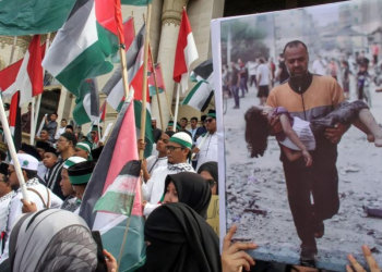 Arsip foto - Peserta aksi dari Aliansi Rakyat Aceh Bela Palestina (ARAB) membawa gambar korban pembantaian warga sipil Palestina dalam aksi dukung Kemerdekaan Palestina di Lhokseumawe, Aceh, Jumat (20/10/2023). (Foto: Antara/Rahmad/foc)