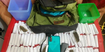 Polisi memperlihatkan puluhan bungkus paket narkotika jenis ganja kering siap edar saat diamankan di Mapolres Aceh Barat di Meulaboh, Ahad (3/3/2024). (Foto: Dok. Antara/HO-Dok Satres Narkoba Polres Aceh Barat)