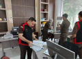 Tim dari Kejaksaan Tinggi Sumatera Barat melakukan penggeledahan di kantor gubernur, Senin (25/3/2024). (Foto: Dok. Antara/FathulAbdi)