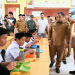 Pj Bupati Aceh Besar Muhammad Iswanto melihat menu simulasi makan siang gratis bergizi untuk pelajar di SMP Negeri 1 Darul Imarah, Aceh Besar, Selasa (5/3/2024). (Foto: Alibi/Dok. MC Aceh Besar)