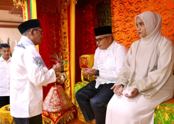 Bustami Hamzah dipeusijuk ketika tiba di Aceh usai dilantik jadi Penjabat Gubernur Aceh oleh Mendagri . (Foto: Alibi/Dok. Humas Aceh)