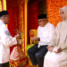 Bustami Hamzah dipeusijuk ketika tiba di Aceh usai dilantik jadi Penjabat Gubernur Aceh oleh Mendagri . (Foto: Alibi/Dok. Humas Aceh)