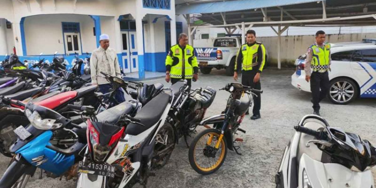 Polisi mengamati sepeda motor yang ditindak karena balap liar di Polres Pidie, Sigli, Aceh, Minggu (17/3/2024). (Foto: Dok. Antara/HO-Dok Ditlantas Polda Aceh)