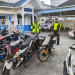 Polisi mengamati sepeda motor yang ditindak karena balap liar di Polres Pidie, Sigli, Aceh, Minggu (17/3/2024). (Foto: Dok. Antara/HO-Dok Ditlantas Polda Aceh)