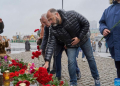 Wali Kota Vladivostok Konstantin Shestakov meletakkan bunga untuk menghormati para korban serangan teroris Moskow dalam acara peringatan di Vladivostok, Rusia (27/3/2024). (Foto: Xinhua/Guo Feizhou)