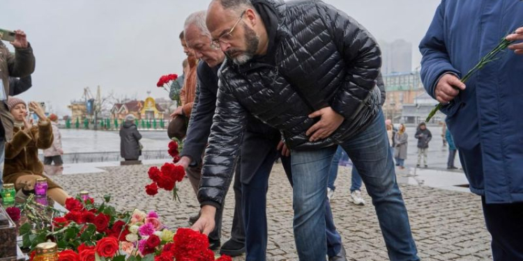Wali Kota Vladivostok Konstantin Shestakov meletakkan bunga untuk menghormati para korban serangan teroris Moskow dalam acara peringatan di Vladivostok, Rusia (27/3/2024). (Foto: Xinhua/Guo Feizhou)