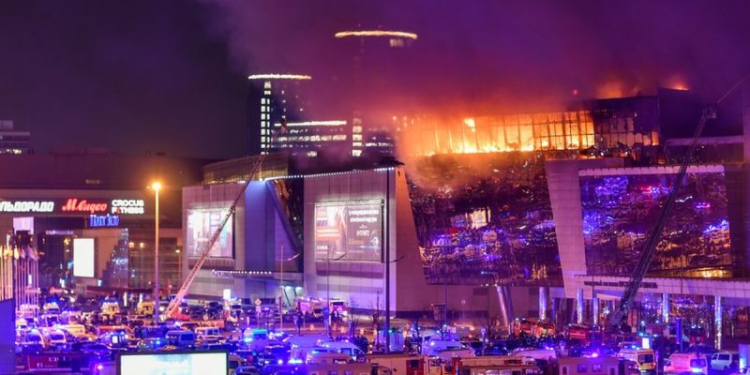 Asap membubung di atas tempat konser Crocus City Hall yang terbakar menyusul insiden penembakan di dekat Moskow, Rusia (22/3/2024). (Foto: Xinhua/Cao Yang)