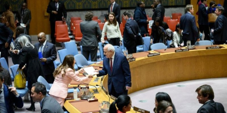 Riyad Mansour (tengah), pengamat tetap Palestina untuk PBB, terlihat menjelang pertemuan Dewan Keamanan untuk memperbarui pertimbangan keanggotaan penuh Palestina di PBB, di Markas Besar PBB di New York, Senin (8/4/2024). (Foto: Dok. Antara/UN Photo/HO via Xinhua/Loey Felipe/am)