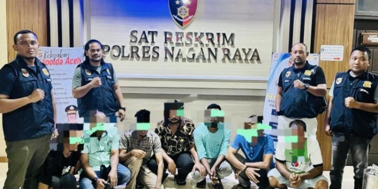 Polisi memperlihatkan tujuh orang terduga pelaku judi kartu remi sesaat setelah dilakukan penangkapan di pasar ikan, berlokasi di Desa Kuta Baro, Kecamatan Seunagan, kabupaten setempat, Rabu (24/4/2024). (Foto: Dok. Antara/HO-Dok. Satreskrim Polres Nagan Raya Aceh)
