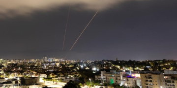Iran resmi mulai menyerang Israel usai meluncurkan pesawat nirawak (drone) hingga roket pada Sabtu (13/4/2024). (Foto: REUTERS/Amir Cohen)