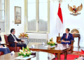 Presiden Joko Widodo menerima kunjungan kehormatan Menteri Luar Negeri China Wang Yi di Istana Merdeka, Jakarta, Kamis, (18/4/2024). (Foto: Alibi/ Dok. BPMI Setpres/Vico)
