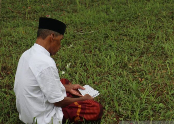 Peziarah kuburan Siron saat membacakan Yasin untuk para syuhada korban tsunami 26 Desember 2004, di Aceh Besar, Rabu (10/4/2024). (Foto: Antara/Nurul Hasanah)