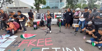 Koalisi Musisi Indonesia untuk Gaza mengadakan aksi unjuk rasa damai menuntut penghentian tindakan genosida yang dilakukan oleh Israel di depan kantor Kedubes AS di Jakarta, Jumat (19/4/2024). (Foto: Dok. Antara/Cindy Frishanti)