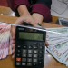 Arsip - Petugas menunjukkan angka pada kalkulator di tempat penukaran uang Dolarindo, Melawai, Jakarta. (Foto: Dok. Antara/Rivan Awal Lingga/foc)
