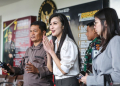 Artis Sandra Dewi (tengah) menyapa wartawan usai menjalani pemeriksaan di Gedung Kejaksaan Agung, Jakarta, Kamis (4/4/2024). (Foto: Dok. Antara/Asprilla Dwi Adha)