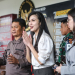 Artis Sandra Dewi (tengah) menyapa wartawan usai menjalani pemeriksaan di Gedung Kejaksaan Agung, Jakarta, Kamis (4/4/2024). (Foto: Dok. Antara/Asprilla Dwi Adha)
