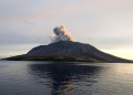 Arsip - Gunung Ruang di Kepulauan Sitaro, Sulawesi Utara saat masih mengeluarkan asap vulkanik, Jumat (19/4/2024). (Foto: Antara/HO-Basarnas/pri)