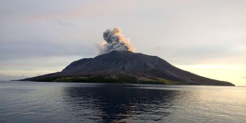 Arsip - Gunung Ruang di Kepulauan Sitaro, Sulawesi Utara saat masih mengeluarkan asap vulkanik, Jumat (19/4/2024). (Foto: Antara/HO-Basarnas/pri)