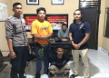 Petugas kepolisian menunjukkan tersangka kasus pencurian yang menyamar sebagai brimob berinisial RS di Sumbawa, NTB, Sabtu (27/4/2024). (Foto: Alibi/HO-Polres Sumbawa)