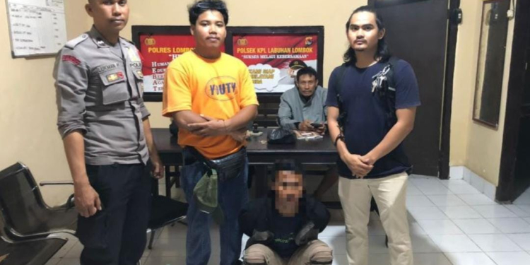 Petugas kepolisian menunjukkan tersangka kasus pencurian yang menyamar sebagai brimob berinisial RS di Sumbawa, NTB, Sabtu (27/4/2024). (Foto: Alibi/HO-Polres Sumbawa)