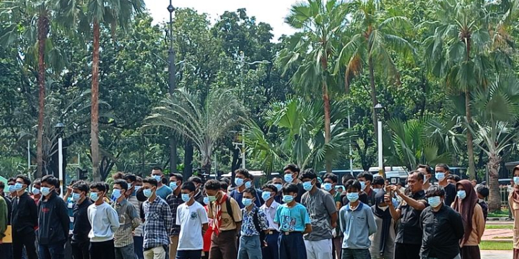 Ratusan pelajar yang terlibat tawuran hingga aksi konvoi berdalih bagi-bagi takjil dikumpulkan di Balai Kota DKI, Jakarta Pusat, Rabu (3/4/2024). (Foto: Antara/Siti Nurhaliza)