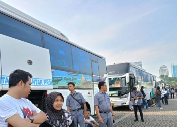 Keberangkatan 279 bus program Mudik Gratis 2024 di kawasan Monas, Jakarta Pusat, Kamis (4/4/2024). (Foto: Dok. Antara/Siti Nurhaliza)