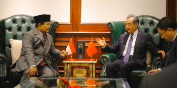 Prabowo Subianto menerima kunjungan Menteri Luar Negeri China untuk Indonesia Wang Yi, di Kantor Kementerian Pertahanan, Jakarta, Kamis (18/4/2024). (Foto: Alibi/Dok. Kemenhan RI)