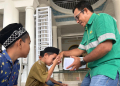 PT Media Djaya Bersama (MDB) Group membagikan santunan hari raya Idulfitri kepada 557 anak yatim di Aceh Barat dan Nagan Raya, Selasa (2/4/2024). (Foto: Alibi/Dok. PT MDB)