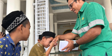 PT Media Djaya Bersama (MDB) Group membagikan santunan hari raya Idulfitri kepada 557 anak yatim di Aceh Barat dan Nagan Raya, Selasa (2/4/2024). (Foto: Alibi/Dok. PT MDB)